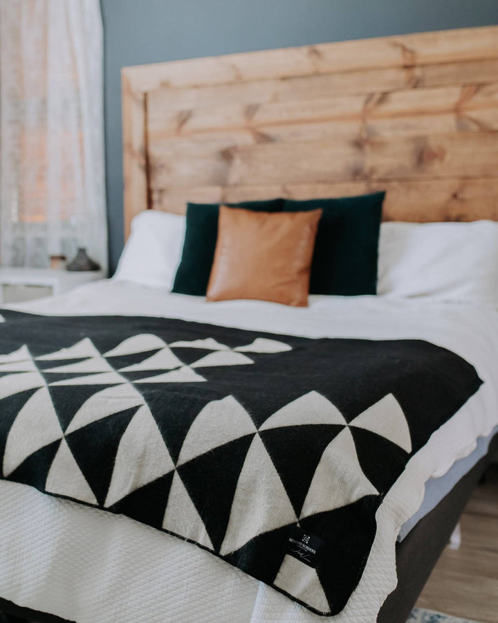 Nevado Blanket - Natural / Black - Beyond Borders Collective