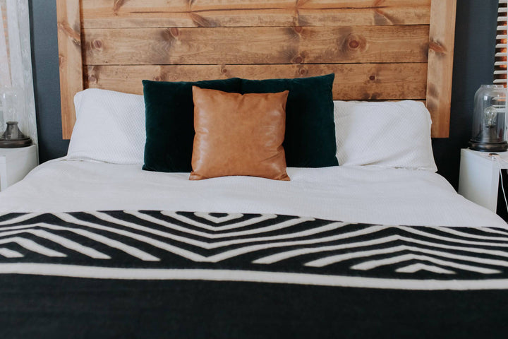 Paramo Blanket - Natural / Black - Beyond Borders Collective