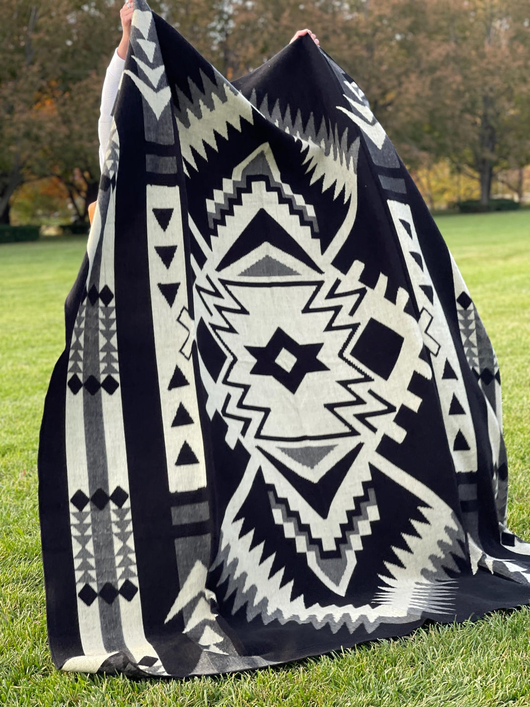 Loja Blanket - Natural / Black - Beyond Borders Collective