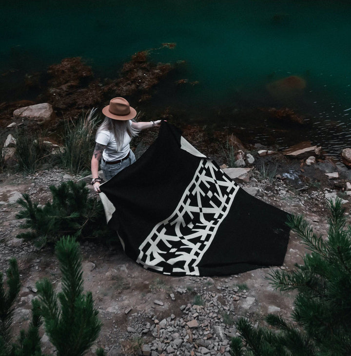 Destino Blanket - Natural / Black - Beyond Borders Collective